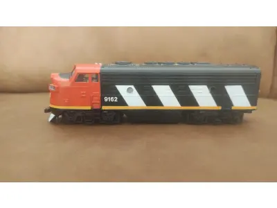 01 LOCOMOTIVA BACHMANN 400508 HO EMD F9 CANADIAN NATIONAL (CN) 9162 ANALOG DC BELA PEÇA E RARA. ITEM COMPRADO EM GARAGENS DE ANTIGUIDADES NOS EUA. (NO ESTADO) ATENÇÃO! FAZER A VISITAÇÃO ANTES DE ARREMATAR, NÃO SABEMOS SE FUNCIONA, LEILÃO NÃO TEM GARANTIA E NEM DEVOLUÇÃO, SUJEITO A POSSÍVEIS AVARIAS VISÍVEIS/OCULTAS E/OU AUSÊNCIA DE COMPONENTES.