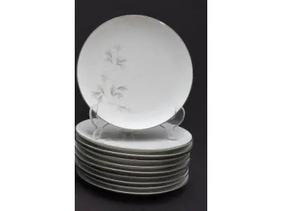 LOTE 160 - 15 PRATOS IMPORTADOS DO JAPÃO DE PORCELANA DA CONHECIDA MARCA BEM FAMOSA PELO MUNDO NOTITAKE JAPONESA  PARA SOBREMESA.  DIÂMETRO 21 CM.SUPORTE PARA PRATO NÃO INCLUÍDO NESTA VENDA.