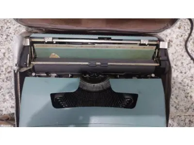 LOTE 436 - 01 MÁQUINA DE ESCREVER ANTIGA OLIVETT LETTERA 22. (NO ESTADO) ATENÇÃO! FAZER A VISITAÇÃO ANTES DE ARREMATAR, NÃO SABEMOS SE FUNCIONA, LEILÃO NÃO TEM GARANTIA E NEM DEVOLUÇÃO, SUJEITO A POSSÍVEIS AVARIAS VISÍVEIS/OCULTAS E/OU AUSÊNCIA DE COMPONENTES.