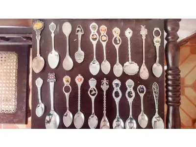 01 LOTE COM 32 COLHERES ANTIGAS DE DIVERSOS PAÍSES E DATAS  COLHERES DE SOUVENIR, PRATEADAS E BANHADAS A PRATA. TODAS EM BOM ESTADO. PRECISAM DE UM BOM POLIMENTO E PODEM APRESENTAR PEQUENOS ARRANHÕES NA SUPERFÍCIE. COMPRADAS EM LOJAS DE ANTIGUIDADES DOS EUA. (NO ESTADO) ATENÇÃO! FAZER A VISITAÇÃO ANTES DE ARREMATAR, NÃO SABEMOS SE FUNCIONA, LEILÃO NÃO TEM GARANTIA E NEM DEVOLUÇÃO, SUJEITO A POSSÍVEIS AVARIAS VISÍVEIS/OCULTAS E/OU AUSÊNCIA DE COMPONENTES.