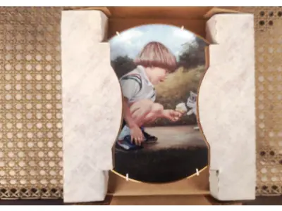 LOTE 141 - 01 PRATO DE COLECIONADOR "MOMENTOS ESPECIAIS" "ENOUGH FOR TWO" DE LUCELLE RAAD, 1983. PRATO DE PORCELANA "ENOUGH FOR TWO". TERCEIRA EDIÇÃO DA SÉRIE "MOMENTOS ESPECIAIS". "ENOUGH FOR TWO" DE LUCELLE RAAD. EDIÇÃO LIMITADA A 12.500 UNIDADES EM TODO O MUNDO. NÚMERO DO PRATO: 512. COM 21 CM DE DIAMETRO . TERCEIRO DA SÉRIE "MOMENTOS ESPECIAIS". MENINO COMPARTILHANDO SUA CASQUINHA DE SORVETE COM UM GATINHO. EXCELENTE ESTADO DE USO. SEM LASCAS OU RACHADURAS. VEM NA CAIXA ORIGINAL, COM CERTIFICADO DE AUTENTICIDADE.SUPORTE PARA PRATO NÃO INCLUÍDO NESTA VENDA. (NO ESTADO) ATENÇÃO! FAZER A VISITAÇÃO ANTES DE ARREMATAR, NÃO SABEMOS SE FUNCIONA, LEILÃO NÃO TEM GARANTIA E NEM DEVOLUÇÃO, SUJEITO A POSSÍVEIS AVARIAS VISÍVEIS/OCULTAS E/OU AUSÊNCIA DE COMPONENTES.