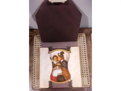 01 PRATO DE NORMAN ROCKWELL REDISCOVERED WOMEN GOSSIPING IN THE ALCOVE,PLACA DE COLECIONADOR COA EDIÇÃO LIMITADA SEXTA EDIÇÃO DA COLEÇÃO ROCKWELL'S REDISCOVERED WOMEN, PRODUZIDA PELA KNOWLES COLLECTIBLES SOCIETY OF AMERICA. ACABAMENTO EM OURO 22 QUILATES; FEITO NOS EUA EM 1983.TÍTULO: GOSSIPING IN THE ALCOVE. " EM PORTUGUES  FOFOCANDO NA ALCOVA" O PRATO COM 21,5 DE DIÂMETRO. CAIXA COM CERTIFICADO DE AUTENTICIDADE E DOCUMENTAÇÃO ORIGINAL. DA EDIÇÃO DE UMA SÉRIE CHAMADA MULHERES REDESCOBERTAS, Nº9956J, PRATO DE COLECIONADOR AUTÊNTICO DO LENDÁRIO ARTISTA NORMAN ROCKWELL, FABRICADO EM UM PERÍODO DE QUEIMA ESTRITAMENTE LIMITADO A 150 DIAS. LANÇADO SOB A MARCA REGISTRADA DA EDWIN M. KNOWLES FINE CHINA COMPANY.PEÇA COMPRADA EM GARAGEM DE ANTIGUIDADES NOS EUA. SUPORTE PARA PRATO NÃO INCLUÍDO NESTA VENDA. (NO ESTADO) ATENÇÃO! FAZER A VISITAÇÃO ANTES DE ARREMATAR, NÃO SABEMOS SE FUNCIONA, LEILÃO NÃO TEM GARANTIA E NEM DEVOLUÇÃO, SUJEITO A POSSÍVEIS AVARIAS VISÍVEIS/OCULTAS E/OU AUSÊNCIA DE COMPONENTES.