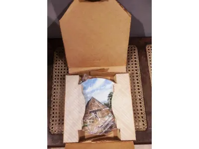 LOTE 305 - 01 RARO PRATO PORCELANA DA COLEÇÃO CELEIROS AMERICANOS EM EXTINÇÃO FRANCISCANA DA HISTORIC PROVIDENCE MINT WORLD PREMIER FIRST EDITION, DE 1983, DA SÉRIE THE VANISHING AMERICAN BARN, DA HARRIS HIEN, A SEGUNDA EDIÇÃO DA SÉRIE, INTITULADA "HUDSON RIVER BARN". EM PORTUGUES “CELEIRO DO RIO HUDSSON” O PRATO APRESENTA UMA REPRESENTAÇÃO ÚNICA, DETALHADA E COLORIDA DE UM TIPO DE CELEIRO AMERICANO, SITUADO EM UM CENÁRIO DE FAZENDA DE DIFERENTES REGIÕES DO PAÍS, COM DETALHES DOURADOS NA BORDA. ESTAMPADAS NA PARTE INFERIOR COM O NOME DA SÉRIE, TÍTULO, ASSINATURA IMPRESSA DO ARTISTA E A MARCA THE HISTORIC PROVIDENCE MINT, E MEDEM APROXIMADAMENTE 21,8 CM DE DIÂMETRO. EM EXCELENTE ESTADO, POSSUI A CAIXA ORIGINAL E OS DOCUMENTOS. O SUPORTE DO PRATO NÃO ESTÁ INCLUÍDO. PEÇA COMPRADA EM GARAGEM DE ANTIGUIDADES NOS EUA. SUPORTE PARA PRATO NÃO INCLUÍDO NESTA VENDA. (NO ESTADO) ATENÇÃO! FAZER A VISITAÇÃO ANTES DE ARREMATAR, NÃO SABEMOS SE FUNCIONA, LEILÃO NÃO TEM GARANTIA E NEM DEVOLUÇÃO, SUJEITO A POSSÍVEIS AVARIAS VISÍVEIS/OCULTAS E/OU AUSÊNCIA DE COMPONENTES.