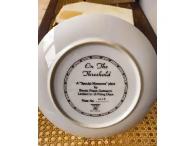 01  PRATO "MOMENTOS ESPECIAIS" DE BESSIE PEASE GUTMANN. PRATO DE COLECIONADOR DE EDIÇÃO LIMITADA.PORCELANA FINA COM ACABAMENTO EM OURO 23 QUILATES. ACOMPANHA CERTIFICADO DE AUTENTICIDADE E CAIXA. ESTE É UM BELO PRATO INTITULADO "ON THE THRESHOLD", " EM PORTUGUES O LIMIAR"DE BESSIE PEASE GUTMANN. FOI FEITO PELA WOODMERE CHINA EM NEW CASTLE, PENSILVÂNIA. ESTÁ EM PERFEITAS CONDIÇÕES, SEM LASCAS, RACHADURAS OU ARRANHÕES. ESTE É UM PRATO DE EDIÇÃO LIMITADA, NUMERADO 1078 PRATO MEDE 23,2 CM DE DIÂMETRO.PEÇA COMPRADA EM GARAGEM DE ANTIGUIDADES NOS EUA. “SUPORTE PARA PRATO NÃO INCLUÍDO NESTA VENDA.” . (NO ESTADO) ATENÇÃO! FAZER A VISITAÇÃO ANTES DE ARREMATAR, NÃO SABEMOS SE FUNCIONA, LEILÃO NÃO TEM GARANTIA E NEM DEVOLUÇÃO, SUJEITO A POSSÍVEIS AVARIAS VISÍVEIS/OCULTAS E/OU AUSÊNCIA DE COMPONENTES.