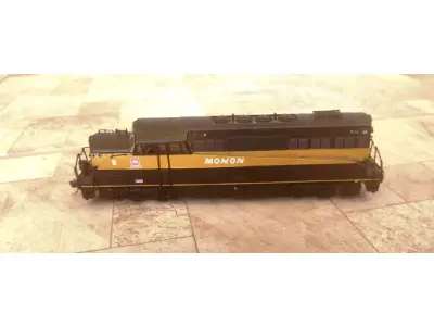 LOTE 188 - 01 LOCOMOTIVA A DIESEL MONON BL2 EMD EM ESCALA HO PROTO 2000 REALISTA, ITEM COMPRADO EM GARAGENS DOS EUA. (NO ESTADO) ATENÇÃO! FAZER A VISITAÇÃO ANTES DE ARREMATAR, NÃO SABEMOS SE FUNCIONA, LEILÃO NÃO TEM GARANTIA E NEM DEVOLUÇÃO, SUJEITO A POSSÍVEIS AVARIAS VISÍVEIS/OCULTAS E/OU AUSÊNCIA DE COMPONENTES.