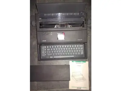 LOTE 434 - 01 MÁQUINA DE ESCREVER OLIVETTI PRAXIS 20 LIGANDO E AS TECLAS FUNCIONAM. (NO ESTADO) ATENÇÃO! FAZER A VISITAÇÃO ANTES DE ARREMATAR, NÃO SABEMOS SE FUNCIONA, LEILÃO NÃO TEM GARANTIA E NEM DEVOLUÇÃO, SUJEITO A POSSÍVEIS AVARIAS VISÍVEIS/OCULTAS E/OU AUSÊNCIA DE COMPONENTES.