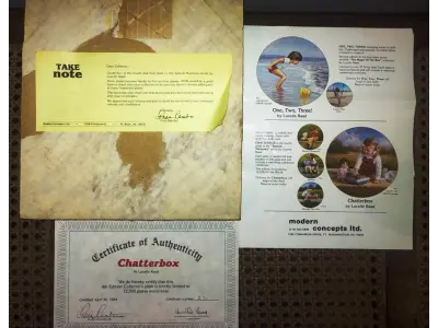 LOTE 288 - 01 RARO PRATO "CHATTERBOX" VINTAGE DE 1984, MOMENTOS ESPECIAIS DE LUCELLE RAAD,4ª EDIÇÃO DA SÉRIE "MOMENTOS ESPECIAIS" CONCEITOS MODERNOS DE 1984,LIMITADO A APENAS 12.500 CÓPIAS EM TODO O MUNDO Nº 271, ESTE PRATO DE COLECIONADOR DA MODERN CONCEPTS, LTD. É UMA BELA ADIÇÃO A QUALQUER COLEÇÃO. O PRATO APRESENTA UM DESIGN COLORIDO, FORMATO REDONDO E 21,5 CM DE DIÂMETRO. FOI FEITO EM PORCELANA NO FINAL DO SÉCULO XX, ESPECIFICAMENTE EM 1984. O PRATO FAZ PARTE DA SÉRIE SECRETS SPECIAL MOMENTS, CRIADA POR LUCELLE RAAD, E TEM COMO TEMA CRIANÇAS. É UM ITEM VINTAGE E FOI FABRICADO NOS ESTADOS UNIDOS. ESTE PRATO DECORATIVO DE COLECIONADOR É PERFEITO PARA TODAS AS OCASIÕES E SERIA UM ÓTIMO COMPLEMENTO PARA QUALQUER DECORAÇÃO.EM EXCELENTE ESTADO, POSSUI A CAIXA ORIGINAL CERTIFICADO DE AUTENTICIDADE E OS DOCUMENTOS. O SUPORTE DO PRATO NÃO ESTÁ INCLUÍDO. PEÇA COMPRADA EM GARAGEM DE ANTIGUIDADES NOS EUA. (NO ESTADO) ATENÇÃO! FAZER A VISITAÇÃO ANTES DE ARREMATAR, NÃO SABEMOS SE FUNCIONA, LEILÃO NÃO TEM GARANTIA E NEM DEVOLUÇÃO, SUJEITO A POSSÍVEIS AVARIAS VISÍVEIS/OCULTAS E/OU AUSÊNCIA DE COMPONENTES.