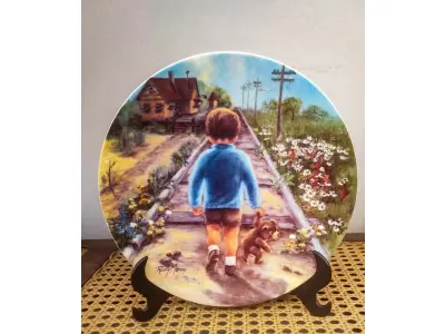 LOTE 276 - 01 PRATO VILETTA FINE CHINA "HOME BY LUNCH" "EM PORTUGUES CASA NO ALMOÇO" EDIÇÃO LIMITADA, 2º EDIÇÃO  DA SÉRIE "SEEMS LIKE YESTERDAY". FABRICADO POR R.J. ERNST ENTERPRISES INC., ARTE POR RUSTY MONEY. 21 CM DE DIÂMETRO. PERFEITO NA CAIXA. DA DÉCADA DE  1982. PRATO DE NUMERO, 827A. ESTÁ EM PERFEITAS CONDIÇÕES, NA CAIXA E COM CERTIFICADO. EDIÇÃO LIMITADA DE LANÇAMENTOS POR APENAS 10  DIAS DE VENDAS NOS EUA NA DÉCADA DE 80.ITEM COMPRADO EM GARAGEM DE ANTIGUIDADES NOS EUA. SUPORTE PARA PRATO NÃO INCLUÍDO NESTA VENDA. (NO ESTADO) ATENÇÃO! FAZER A VISITAÇÃO ANTES DE ARREMATAR, NÃO SABEMOS SE FUNCIONA, LEILÃO NÃO TEM GARANTIA E NEM DEVOLUÇÃO, SUJEITO A POSSÍVEIS AVARIAS VISÍVEIS/OCULTAS E/OU AUSÊNCIA DE COMPONENTES.