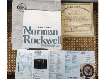 LOTE 279 - 01 LINDO PRATO COLECIONÁVEL VINTAGE DE NORMAN ROCKWELL. A SEGUNDA EDIÇÃO DE "A MIND OF HER OWN ROCKWELL'S STUDIES OF GIRLHOOD". - "SERIOUS BUSINESS" -  A CENA CAPTURA UMA JOVEM ARTISTA PINTANDO UM QUADRO. A ARTE NESTA PLACA FOI SELECIONADA E APROVADA PARA INCLUSÃO NESTA SÉRIE DE PLACAS PELO NORMAN ROCKWELL FAMILY TRUST, RECEBENDO SEU SELO DE ENDOSSO E AUTENTICAÇÃO. PINTADA POR NORMAN ROCKWELL EM 1922 E AGORA PRESERVADA EM PORCELANA FINA KNOWLES EM UMA EDIÇÃO ESTRITAMENTE LIMITADA A 150 DIAS DE QUEIMA. CERTIFICADA COMO UM VERDADEIRO CLÁSSICO ROCKWELL PELA ROCKWELL SOCIETY OF AMERICA. ESTA É OBVIAMENTE UMA JOVEM MUITO DETERMINADA. MEU PAI RESPEITAVA ESSA QUALIDADE. THOMAS ROKWELL BRADEX Nº 84-R70-9.2, PLACA NUMERADA 5662D, ILUSTRAÇÃO LINDAMENTE DETALHADA DE NORMAN ROCKWELL, PERFEITO PARA COLECIONADORES OU COMO PRESENTE,  IDEAL PARA EXIBIÇÃO EM PAREDE OU PRATELEIRA, ENRIQUEÇA SUA DECORAÇÃO OU COMECE UMA COLEÇÃO DE ARTE COM ESTA PEÇA ATEMPORAL. COM 21 CM DE DIAMETRO CAIXA E CERTIFICADO E FOLHETOS  ORIGINAIS.PEÇA COMPRADA EM GARAGEM DE ANTIGUIDADES NOS EUA. SUPORTE PARA PRATO NÃO INCLUÍDO NESTA VENDA. (NO ESTADO) ATENÇÃO! FAZER A VISITAÇÃO ANTES DE ARREMATAR, NÃO SABEMOS SE FUNCIONA, LEILÃO NÃO TEM GARANTIA E NEM DEVOLUÇÃO, SUJEITO A POSSÍVEIS AVARIAS VISÍVEIS/OCULTAS E/OU AUSÊNCIA DE COMPONENTES.
