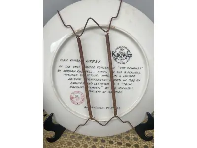01 PRATO DE COLECIONADOR NORMAN ROCKWELL "THE GOURMET" 1985, EDIÇÃO LIMITADA, KNOWLES. ITEM COLECIONADOR VINTAGE, NONA DE UMA SÉRIE - PLACA Nº 2583J, LANÇADA A PARTIR DE 1977.COM TODA PAPELADA INCLUÍDA. CERTIFICADO DE AUTORIZAÇÃO DE USO (COA) E LIVRETO DE HISTÓRICO. CAIXA ORIGINAL INCLUÍDA, PRATO FOI DISTRIBUÍDO PELA BRADFORD EXCHANGE. MEDE 21,5 CM DE DIÂMETRO. PROVÉM DE UMA COLEÇÃO PARTICULAR GUARDADA A ANOS NOS EUA.ITEM COMPRADO EM GARAGEM DE ANTIGUIDADES NOS EUA. SUPORTE PARA PRATO NÃO INCLUÍDO NESTA VENDA. (NO ESTADO) ATENÇÃO! FAZER A VISITAÇÃO ANTES DE ARREMATAR, NÃO SABEMOS SE FUNCIONA, LEILÃO NÃO TEM GARANTIA E NEM DEVOLUÇÃO, SUJEITO A POSSÍVEIS AVARIAS VISÍVEIS/OCULTAS E/OU AUSÊNCIA DE COMPONENTES.