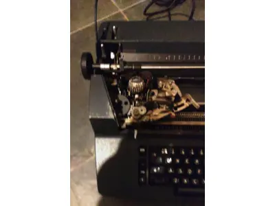 LOTE 433 - 01 MÁQUINA DE ESCREVER IBM FUNCIONANDO PERFEITAMENTE. (NO ESTADO) ATENÇÃO! FAZER A VISITAÇÃO ANTES DE ARREMATAR, NÃO SABEMOS SE FUNCIONA, LEILÃO NÃO TEM GARANTIA E NEM DEVOLUÇÃO, SUJEITO A POSSÍVEIS AVARIAS VISÍVEIS/OCULTAS E/OU AUSÊNCIA DE COMPONENTES.