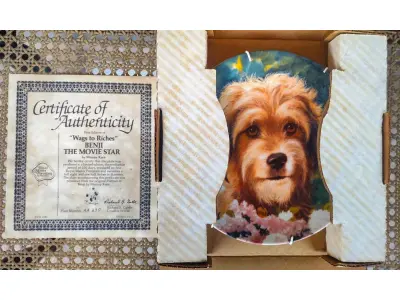 LOTE 155 - 01 RARO PRATO DE PORCELANA ROYAL MANOR  COM  21,5 CM. PRIMEIRA EDIÇÃO DE 1982 PARA COLECIONADORES - BENJI, O CACHORRO. PRODUZIDO EXCLUSIVAMENTE PARA A CREATIVE WORLD, WHITE PLAINS, NOVA YORK. PRIMEIRA EDIÇÃO DE "WAGS TO RICHES" DE BENJI, O ASTRO DE CINEMA, POR MURRAY KARN, CW 1982. PLACA NÚMERO AA 230, A PLACA FOI PRODUZIDA A PARTIR DO RETRATO DE BENJI ORIGINAL, DE MURRAY KARN. O ITEM ACOMPANHA CERTIFICADO DE AUTENTICIDADE E CAIXA ORIGINAL.  ITEM COMPRADO EM GARAGENS DE ANTIGUIDADES NOS EUA.SUPORTE PARA PRATO NÃO INCLUÍDO NESTA VENDA. (NO ESTADO) ATENÇÃO! FAZER A VISITAÇÃO ANTES DE ARREMATAR, NÃO SABEMOS SE FUNCIONA, LEILÃO NÃO TEM GARANTIA E NEM DEVOLUÇÃO, SUJEITO A POSSÍVEIS AVARIAS VISÍVEIS/OCULTAS E/OU AUSÊNCIA DE COMPONENTES.