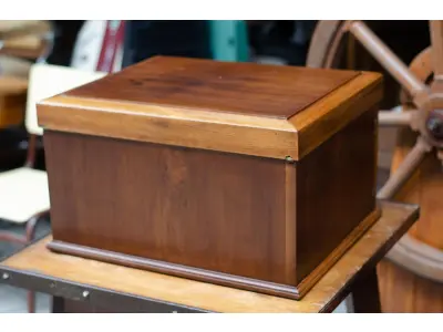 LOTE 117 - 01 BELA CAIXA PARA FAQUEIRO EM MADEIRA COM 03 PARTIÇÕES SENDO 02 GAVETAS E 01 TAMPA SUPERIOR LINDA SUPER CONSERVADA PUXADORES EM METAL. COM 53X44X30. (NO ESTADO) ATENÇÃO! FAZER A VISITAÇÃO ANTES DE ARREMATAR, NÃO SABEMOS SE FUNCIONA, LEILÃO NÃO TEM GARANTIA E NEM DEVOLUÇÃO, SUJEITO A POSSÍVEIS AVARIAS VISÍVEIS/OCULTAS E/OU AUSÊNCIA DE COMPONENTES.