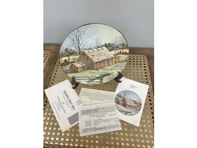 LOTE 293 - 01 RARO PRATO PORCELANA FRANCISCANA DA HISTORIC PROVIDENCE MINT WORLD PREMIER FIRST EDITION, DE 1983, DA SÉRIE THE VANISHING AMERICAN BARN, DA HARRIS HIEN, A SEGUNDA EDIÇÃO DA SÉRIE, INTITULADA "THATCHED BARN", NEW "ENGLAND BARN". O PRATO APRESENTA UMA REPRESENTAÇÃO ÚNICA, DETALHADA E COLORIDA DE UM TIPO DE CELEIRO AMERICANO, SITUADO EM UM CENÁRIO DE FAZENDA DE DIFERENTES REGIÕES DO PAÍS, COM DETALHES DOURADOS NA BORDA. ESTAMPADAS NA PARTE INFERIOR COM O NOME DA SÉRIE, TÍTULO, ASSINATURA IMPRESSA DO ARTISTA E A MARCA THE HISTORIC PROVIDENCE MINT, E MEDEM APROXIMADAMENTE 21,8 CM DE DIÂMETRO. EM EXCELENTE ESTADO, POSSUI A CAIXA ORIGINAL E OS DOCUMENTOS. COM CAIXA E CERTIFICADO E FOLHETOS  ORIGINAIS.PEÇA COMPRADA EM GARAGEM DE ANTIGUIDADES NOS EUA. SUPORTE PARA PRATO NÃO INCLUÍDO NESTA VENDA. (NO ESTADO) ATENÇÃO! FAZER A VISITAÇÃO ANTES DE ARREMATAR, NÃO SABEMOS SE FUNCIONA, LEILÃO NÃO TEM GARANTIA E NEM DEVOLUÇÃO, SUJEITO A POSSÍVEIS AVARIAS VISÍVEIS/OCULTAS E/OU AUSÊNCIA DE COMPONENTES.