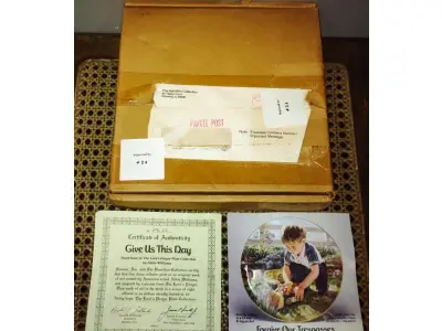 ESTE É O TERCEIRO PRATO INTITULADO "DÊ-NOS ESTE DIA" LANÇADO PELA THE HAMILTON COLLECTION & ROMAN INC DE 1986 DA COLEÇÃO INTITULADA "ORAÇÃO DO SENHOR" PRATO COLECIONÁVEL "DÊ-NOS ESTE DIA". A OBRA DE ARTE FOI LINDAMENTE CRIADA PELA ARTISTA ABBIE WILLIAMS. VEM NA CAIXA ORIGINAL. COM 21,5 CM DE DIÂMETRO, PRATO DE NUMERO 2965L, EDIÇÃO LIMITADAS E LANÇADAS E VENDIDAS POR APENAS 10 DIAS DE QUEIMA DE ESTOQUE DA MESMA LOGO APÓS TODOS VENDIDO FOI FECHADO NÃO LANÇARAM MAIS. COM CAIXA E CERTIFICADO E FOLHETOS  ORIGINAIS. PEÇA COMPRADA EM GARAGEM DE ANTIGUIDADES NOS EUA. SUPORTE PARA PRATO NÃO INCLUÍDO NESTA VENDA. (NO ESTADO) ATENÇÃO! FAZER A VISITAÇÃO ANTES DE ARREMATAR, NÃO SABEMOS SE FUNCIONA, LEILÃO NÃO TEM GARANTIA E NEM DEVOLUÇÃO, SUJEITO A POSSÍVEIS AVARIAS VISÍVEIS/OCULTAS E/OU AUSÊNCIA DE COMPONENTES.