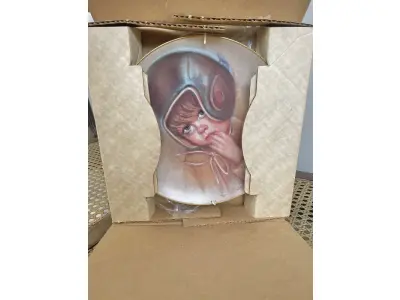 LOTE 289 - 01 PRATO DE COLECIONADOR "FAIRMONT PORCELAIN FIRST GAME" DE MARILYN ZAPP, VINTAGE DE 1983, "NOSTALGIC MEMORIES" SEGUNDA EDIÇÃO EDIÇÃO LIMITADA: 12.500 UNIDADES LANÇADAS APENAS 10.000 NOS EUA E 2,500 NO CANADA PELA EMPRESA BRENTWOOD FINE ARTS NA DÉCADA DE 80. PRATO DE NUMERO 226.EM EXCELENTE ESTADO, POSSUI A CAIXA ORIGINAL, DOCUMENTO. O SUPORTE DO PRATO NÃO ESTÁ INCLUÍDO. PEÇA COMPRADA EM GARAGEM DE ANTIGUIDADES NOS EUA. (NO ESTADO) ATENÇÃO! FAZER A VISITAÇÃO ANTES DE ARREMATAR, NÃO SABEMOS SE FUNCIONA, LEILÃO NÃO TEM GARANTIA E NEM DEVOLUÇÃO, SUJEITO A POSSÍVEIS AVARIAS VISÍVEIS/OCULTAS E/OU AUSÊNCIA DE COMPONENTES. 