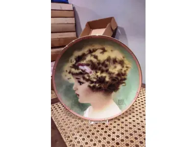 LOTE 304 - 01 PRATO DE COLECIONADOR DA COLEÇÃO HAMILTON. DA COLEÇÃO PRECIOUS PORTRAITS.COM 21 CM DE DIAMETRO COM  CERTIFICADO E CAIXA ORIGINAL DA TERCEIRA EDIÇÃO DE UMA COLEÇÃO DE APENAS SEIS PRATOS DE LANÇAMENTOS COM PAISAGEMS DIFERENTES - "PEACH BLOSSOM"  "EM PORTUGUES FLOR DE PESSEGO" DA DECADA DE 80 EDIÇAO LIMITADA PRATO DE NUMERO  3041P.PEÇA COMPRADA EM GARAGEM DE ANTIGUIDADES NOS EUA. SUPORTE PARA PRATO NÃO INCLUÍDO NESTA VENDA. (NO ESTADO) ATENÇÃO! FAZER A VISITAÇÃO ANTES DE ARREMATAR, NÃO SABEMOS SE FUNCIONA, LEILÃO NÃO TEM GARANTIA E NEM DEVOLUÇÃO, SUJEITO A POSSÍVEIS AVARIAS VISÍVEIS/OCULTAS E/OU AUSÊNCIA DE COMPONENTES.