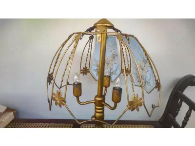 LOTE 156 - 01 ABAJUR ANTIGO EM BRONZE COM 50 CM DE ALTURA. (NO ESTADO) ATENÇÃO! FAZER A VISITAÇÃO ANTES DE ARREMATAR, NÃO SABEMOS SE FUNCIONA, LEILÃO NÃO TEM GARANTIA E NEM DEVOLUÇÃO, SUJEITO A POSSÍVEIS AVARIAS VISÍVEIS/OCULTAS E/OU AUSÊNCIA DE COMPONENTES.