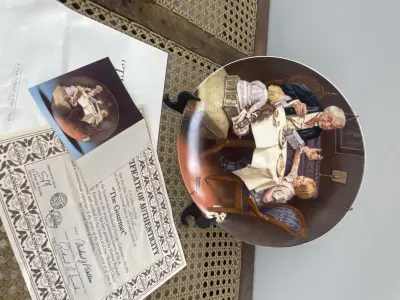 LOTE 270 - 01 PRATO DE COLECIONADOR NORMAN ROCKWELL "THE GOURMET" 1985, EDIÇÃO LIMITADA, KNOWLES. ITEM COLECIONADOR VINTAGE, NONA DE UMA SÉRIE - PLACA Nº 2583J, LANÇADA A PARTIR DE 1977.COM TODA PAPELADA INCLUÍDA. CERTIFICADO DE AUTORIZAÇÃO DE USO (COA) E LIVRETO DE HISTÓRICO. CAIXA ORIGINAL INCLUÍDA, PRATO FOI DISTRIBUÍDO PELA BRADFORD EXCHANGE. MEDE 21,5 CM DE DIÂMETRO. PROVÉM DE UMA COLEÇÃO PARTICULAR GUARDADA A ANOS NOS EUA.ITEM COMPRADO EM GARAGEM DE ANTIGUIDADES NOS EUA. SUPORTE PARA PRATO NÃO INCLUÍDO NESTA VENDA. (NO ESTADO) ATENÇÃO! FAZER A VISITAÇÃO ANTES DE ARREMATAR, NÃO SABEMOS SE FUNCIONA, LEILÃO NÃO TEM GARANTIA E NEM DEVOLUÇÃO, SUJEITO A POSSÍVEIS AVARIAS VISÍVEIS/OCULTAS E/OU AUSÊNCIA DE COMPONENTES.