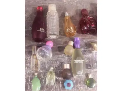 LOTE 423 - 01 LOTE COM FRASCOS PERFUMES ANTIGOS COLECIONÁVEIS. (NO ESTADO) ATENÇÃO! FAZER A VISITAÇÃO ANTES DE ARREMATAR, NÃO SABEMOS SE FUNCIONA, LEILÃO NÃO TEM GARANTIA E NEM DEVOLUÇÃO, SUJEITO A POSSÍVEIS AVARIAS VISÍVEIS/OCULTAS E/OU AUSÊNCIA DE COMPONENTES.