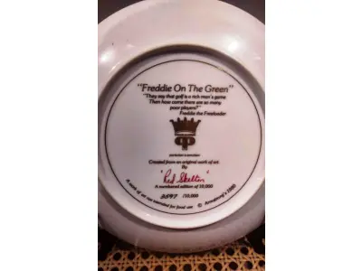 01 RARO PRATO DE COLECIONADOR DE EDIÇÃO LIMITADA APRESENTA O ICÔNICO PERSONAGEM RED SKELETON, "ASSINADO À MÃO" FREDDIE, JOGANDO GOLFE "FREDDIE ON THE GREEN"  COM 21 CM DE DIÂMETRO, PEÇA  VINTAGE FOI FABRICADA NOS ESTADOS UNIDOS DURANTE A DÉCADA DE 1980 E ESTÁ EM EXCELENTES CONDIÇÕES. PERFEITA PARA QUALQUER ENTUSIASTA DO RED SKELETON, ITEM DE COLECIONADOR, ESTA PEÇA DECORATIVA ADICIONARÁ UM TOQUE DE HUMOR E NOSTALGIA A QUALQUER COLEÇÃO.  ITEM ÚNICO E DIFÍCIL DE ENCONTRAR, UNICO NOBRASIL APENAS 10 MIL PRATOS LANÇADOS NOS EUA. PRATO DE Nº 3597/10.000. ITEM COMPRADO EM GARAGEM DE ANTIGUIDADES NOS EUA. SUPORTE PARA PRATO NÃO INCLUÍDO NESTA VENDA. (NO ESTADO) ATENÇÃO! FAZER A VISITAÇÃO ANTES DE ARREMATAR, NÃO SABEMOS SE FUNCIONA, LEILÃO NÃO TEM GARANTIA E NEM DEVOLUÇÃO, SUJEITO A POSSÍVEIS AVARIAS VISÍVEIS/OCULTAS E/OU AUSÊNCIA DE COMPONENTES.