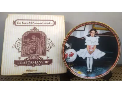 01 RARO PRATO DE NORMAM ROCKWELL "SITTING PRETTY" É A PRIMEIRA EDIÇÃO DE "UMA MENTE PRÓPRIA", LANÇADO EM 1986. APROVADO PELA FAMÍLIA ROCKWELL E SOCIEDADE DA AMÉRICA E PRODUZIDO PELA KNOWLES CHINA. PRODUZIDO EM EDIÇÃO LIMITADA A 150 DIAS DE PRODUÇÃO. NUMERADO ​​E ASSINADO. TEM 21,5 CM DE LARGURA E ESTÁ EM EXCELENTE ESTADO. ACOMPANHA CAIXA ORIGINAL E CERTIFICADO DE AUTENTICIDADE. PRATO DE NÚMERO 2308C. PEÇA COMPRADA EM GARAGEM DE ANTIGUIDADES NOS EUA. SUPORTE PARA 01 PRATO NÃO INCLUÍDO NESTA VENDA. (NO ESTADO) ATENÇÃO! FAZER A VISITAÇÃO ANTES DE ARREMATAR, NÃO SABEMOS SE FUNCIONA, LEILÃO NÃO TEM GARANTIA E NEM DEVOLUÇÃO, SUJEITO A POSSÍVEIS AVARIAS VISÍVEIS/OCULTAS E/OU AUSÊNCIA DE COMPONENTES.