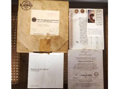 LOTE 193 - 01 RARO  PRATO VINTAGE DE COLECIONADOR DA BRADFORD EXCHANGE APRESENTA A ICÔNICA PINTURA DE NORMAN ROCKWELL "ESPERANDO NO BAILE". ESTÁ COM CERTIFICADO DE AUTENTICIDADE NOTAS DE COMPRAS DA ÉPOCA DATADA EM 12/07/1982 O PRATO TEM 21 CM DE DIÂMETRO E É FEITO DE PORCELANA COM UM DESIGN MULTICOLORIDO. FAZ PARTE DA COLEÇÃO MULHERES REDESCOBERTAS DE ROCKWELL E É UMA EDIÇÃO LIMITADA E NUMERADA.O PRATO FOI PRODUZIDO NO FINAL DO SÉCULO XX UTILIZANDO O ESTILO E A TÉCNICA DE PRODUÇÃO DE CERÂMICA ARTÍSTICA. FOI FABRICADO NOS ESTADOS UNIDOS E É UM COMPLEMENTO PERFEITO PARA QUALQUER COLEÇÃO DE PRATOS DECORATIVOS DE COLECIONADOR. O PRATO ESTÁ EM EXCELENTE ESTADO E SERIA UM ÓTIMO PRESENTE PARA QUALQUER FÃ DE NORMAN ROCKWELL OU DE PRATOS DE COLECIONADOR. O SUPORTE DO PRATO NÃO ESTÁ INCLUÍDO. (NO ESTADO) ATENÇÃO! FAZER A VISITAÇÃO ANTES DE ARREMATAR, NÃO SABEMOS SE FUNCIONA, LEILÃO NÃO TEM GARANTIA E NEM DEVOLUÇÃO, SUJEITO A POSSÍVEIS AVARIAS VISÍVEIS/OCULTAS E/OU AUSÊNCIA DE COMPONENTES.