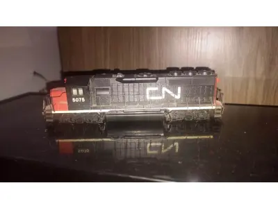 01 RARA LOCOMOTIVA A DIESEL ATHEARN HO SCALE CANADIAN NATIONAL CN #5012 COM 20 CM DE CUMPRIMENTO, ITEM COMPRADO EM GARAGENS DE ANTIGUIDADES NOS EUA. (NO ESTADO) ATENÇÃO! FAZER A VISITAÇÃO ANTES DE ARREMATAR, NÃO SABEMOS SE FUNCIONA, LEILÃO NÃO TEM GARANTIA E NEM DEVOLUÇÃO, SUJEITO A POSSÍVEIS AVARIAS VISÍVEIS/OCULTAS E/OU AUSÊNCIA DE COMPONENTES.