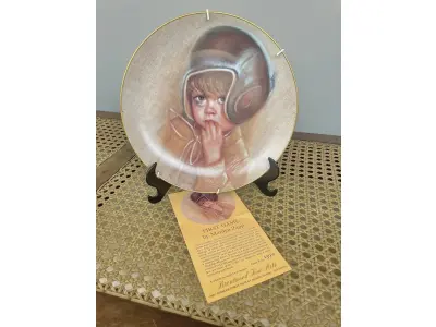 LOTE 289 - 01 PRATO DE COLECIONADOR "FAIRMONT PORCELAIN FIRST GAME" DE MARILYN ZAPP, VINTAGE DE 1983, "NOSTALGIC MEMORIES" SEGUNDA EDIÇÃO EDIÇÃO LIMITADA: 12.500 UNIDADES LANÇADAS APENAS 10.000 NOS EUA E 2,500 NO CANADA PELA EMPRESA BRENTWOOD FINE ARTS NA DÉCADA DE 80. PRATO DE NUMERO 226.EM EXCELENTE ESTADO, POSSUI A CAIXA ORIGINAL, DOCUMENTO. O SUPORTE DO PRATO NÃO ESTÁ INCLUÍDO. PEÇA COMPRADA EM GARAGEM DE ANTIGUIDADES NOS EUA. (NO ESTADO) ATENÇÃO! FAZER A VISITAÇÃO ANTES DE ARREMATAR, NÃO SABEMOS SE FUNCIONA, LEILÃO NÃO TEM GARANTIA E NEM DEVOLUÇÃO, SUJEITO A POSSÍVEIS AVARIAS VISÍVEIS/OCULTAS E/OU AUSÊNCIA DE COMPONENTES. 