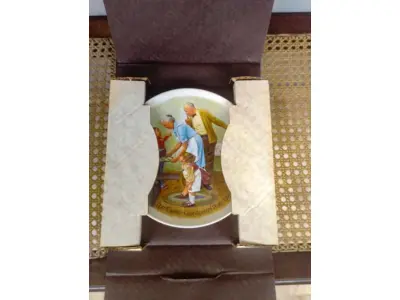 01  PRATO DOS AVÓS CSATARI" PRATO DE COLECIONADOR KNOWLES * DE 1982 JOSEPH CSATARI MAIS ANTIGO DE EDWIN M. NÚMERO DA PLACA 1167 B COM 21 CM DE DIAMETRO. ÚNICA EDIÇÃO DE "THE COOKIE TASTING, " "EM PORTUGUES A DEGUSTAÇÃO DE BISCOITOS"UMA OBRA ORIGINAL DE JOSEPH CSATARI, PINTADA EXCLUSIVAMENTE PARA A QUARTA EDIÇÃO DA SÉRIE CSATARI GRANDPARENT E FEITA RIGOROSAMENTE SEGUNDO OS PADRÕES TRADICIONAIS DE KNOWLES, O NOME MAIS ANTIGO DA AMÉRICA EM PORCELANA FINA, EM UMA ÚNICA EDIÇÃO LIMITADA E FECHADA PARA SEMPRE A CEM DIAS DE QUEIMA DE ESTOQUE . BRADEN NO. 84-K-41-4.3.COM CAIXA E CERTIFICADO E FOLHETOS  ORIGINAIS.PEÇA COMPRADA EM GARAGEM DE ANTIGUIDADES NOS EUA. SUPORTE PARA PRATO NÃO INCLUÍDO NESTA VENDA. (NO ESTADO) ATENÇÃO! FAZER A VISITAÇÃO ANTES DE ARREMATAR, NÃO SABEMOS SE FUNCIONA, LEILÃO NÃO TEM GARANTIA E NEM DEVOLUÇÃO, SUJEITO A POSSÍVEIS AVARIAS VISÍVEIS/OCULTAS E/OU AUSÊNCIA DE COMPONENTES.