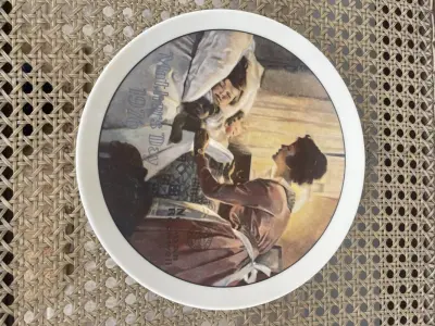 LOTE 306 - 01 RARO PRATO DA PRIMEIRA EDIÇÃO LIMITADA DE NORMAN ROCKWELL KNOWLES MOTHER'S DAY 1976 COLLECTOR PLATE A MOTHER’S LOVE. PRATO DE COLECIONADOR NORMAN ROCKWELL KNOWLES PARA O DIA DAS MÃES DE 1976, "A MOTHER'S LOVE" " EM PORTUGUES AMOR DE MÃE" NÚMERO DO PRATO: 2258-A. COM 21,5 CM DE DIÂMETRO  LANÇADO EM 7 MAIO DE  1976.E LOGO FOI FECHADO A FABRICAÇÃO DA MESMA. EM EXCELENTE ESTADO, POSSUI A CAIXA ORIGINAL E OS DOCUMENTOS. O SUPORTE DO PRATO NÃO ESTÁ INCLUÍDO. PEÇA COMPRADA EM GARAGEM DE ANTIGUIDADES NOS EUA. SUPORTE PARA PRATO NÃO INCLUÍDO NESTA VENDA. (NO ESTADO) ATENÇÃO! FAZER A VISITAÇÃO ANTES DE ARREMATAR, NÃO SABEMOS SE FUNCIONA, LEILÃO NÃO TEM GARANTIA E NEM DEVOLUÇÃO, SUJEITO A POSSÍVEIS AVARIAS VISÍVEIS/OCULTAS E/OU AUSÊNCIA DE COMPONENTES.