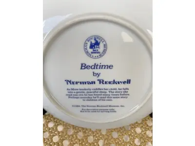 LOTE 175 - 01 PRATO DE COLECIONADOR INTITULADO "HORA DE DORMIR" É INSPIRADO NA OBRA DE NORMAN ROCKWELL E FAZ PARTE DA MARCA MUSEUM COLLECTIONS INC. APRESENTA UM DESIGN CHARMOSO QUE RETRATA A ROTINA DA HORA DE DORMIR DE UMA CRIANÇA, COM UM TOQUE VINTAGE QUE O TORNA PERFEITO PARA TODAS AS OCASIÕES. O PRATO TEM 16 CM DE DIÂMETRO. ESTE ITEM FOI FABRICADO NO JAPÃO DURANTE A DÉCADA DE 1980 E É UM ÓTIMO COMPLEMENTO PARA QUALQUER COLEÇÃO DE ITENS DECORATIVOS COLECIONÁVEIS. O TEMA DO PRATO É A HORA DE DORMIR, E É PERFEITO PARA QUEM APRECIA A CULTURA AMERICANA E ITENS VINTAGE. SUPORTE DO PRATO NÃO ESTÁ INCLUÍDO. ITEM COMPRADO EM GARAGENS DE ANTIGUIDADES NOS EUA. (NO ESTADO) ATENÇÃO! FAZER A VISITAÇÃO ANTES DE ARREMATAR, NÃO SABEMOS SE FUNCIONA, LEILÃO NÃO TEM GARANTIA E NEM DEVOLUÇÃO, SUJEITO A POSSÍVEIS AVARIAS VISÍVEIS/OCULTAS E/OU AUSÊNCIA DE COMPONENTES.