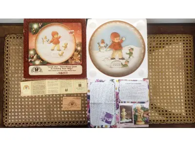 LOTE 116 - 01 LINDO PRATO ENESCO BAS RELIEF DE 1993 DA COLEÇÃO MABEL LUCIE ATWELL EM BAIXO RELEVO PINTADO A MÃO EDIÇÃO LIMITADA, COM UM TEMA DE NATAL, DESIGN MULTICOLORIDO E PADRÃO DECORATIVO. FEITO DE CERÂMICA NA INDONÉSIA, COM 21 CM DE DIÂMETRO  PEÇA VINTAGE DO FINAL DO SÉCULO XX. A MARCA ENESCO É CONHECIDA POR SEUS PRATOS DE COLECIONADOR, E ESTE ITEM EM PARTICULAR FAZ PARTE DA FRANQUIA MABEL LUCIE ATWELL, ITEM RARO COM TODOS OS DOCUMENTOS, COMPRADO EM GARAGEM DE ANTIGUIDADES NOS EUA.SUPORTE PARA PRATO NÃO INCLUÍDO NESTA VENDA. (NO ESTADO) ATENÇÃO! FAZER A VISITAÇÃO ANTES DE ARREMATAR, NÃO SABEMOS SE FUNCIONA, LEILÃO NÃO TEM GARANTIA E NEM DEVOLUÇÃO, SUJEITO A POSSÍVEIS AVARIAS VISÍVEIS/OCULTAS E/OU AUSÊNCIA DE COMPONENTES.