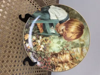 LOTE 282 - 01 PRATO DE COLECIONADOR MICHAEL'S MIRACLE, ITEM RARO DE MILAGRES DE MICHAEL SÉRIE PESSOAS REAIS NANCY TURNER STRATFORD EDIÇÃO LIMITADA. PRIMEIRA EDIÇÃO DA SÉRIE REAL PEOPLE. THE STRATFORD COLLECTION LTD. ©1982.BRADEX: 84-S85-2.1, COM 21,5 CM DE DIÂMETRO. PRATO GUARDADO A ANOS  NUNCA USADO CAIXA E PAPEIS DETERIORADOS COMO MOSTRA NAS FOTOS FICOU ASSIM, POIS FICOU GUARDADO HÁ MUITOS ANOS NO ARMÁRIO PRATO  SEM LASCAS, RACHADURAS.ITEM FOI ENCONTRADO EM UM ARMÁRIO DURANTE A VENDA DE UMA PROPRIEDADE NOS EUA APÓS MUITOS ANOS GUARDADOS.  CAIXA “ORIGINAL E COM CERTIFICADO DE AUTENTICIDADE,SUPORTE PARA PRATO NÃO INCLUÍDO NESTA VENDA. (NO ESTADO) ATENÇÃO! FAZER A VISITAÇÃO ANTES DE ARREMATAR, NÃO SABEMOS SE FUNCIONA, LEILÃO NÃO TEM GARANTIA E NEM DEVOLUÇÃO, SUJEITO A POSSÍVEIS AVARIAS VISÍVEIS/OCULTAS E/OU AUSÊNCIA DE COMPONENTES.