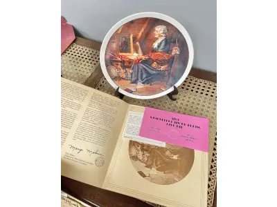 01 PRATO DE NORMAN ROCKWELL EDIÇÃO LIMITADA "REFLEXÕES"PRATO OFICIAL DE EDIÇÃO LIMITADA DE 1979 PRATO DO DIA DAS MÃES ENDOSSADO COM CERTIFICADO COMO UM GENUÍNO CLÁSSICO ROCKWELL. FINA EDWIN M KNOWLES. COM CERTIFICADO DE AUTENTICIDADE, ESTE PRATO RETRATA “REFLEXÕES" E É FEITO NOS ESTADOS UNIDOS. PERFEITO PARA FÃS DA ICÔNICA OBRA DE ROCKWELL, ESTE PRATO DE COLECIONADOR É UM ITEM ESSENCIAL PARA QUALQUER COLEÇÃO. COM 21 CM DE DIÂMETRO ADICIONE ESTA PEÇA DESLUMBRANTE À SUA COLEÇÃO HOJE MESMO E ADMIRE OS DETALHES COMPLEXOS E AS BELAS CORES QUE FAZEM DESTE PRATO UMA OBRA DE ARTE. COM CERTIFICADO DE AUTENTICIDADE. ITEM COMPRADO E GARAGENS DE ANTIGUIDADES NOS EUA. SUPORTE PARA PRATO NÃO INCLUÍDO NESTA VENDA. (NO ESTADO) ATENÇÃO! FAZER A VISITAÇÃO ANTES DE ARREMATAR, NÃO SABEMOS SE FUNCIONA, LEILÃO NÃO TEM GARANTIA E NEM DEVOLUÇÃO, SUJEITO A POSSÍVEIS AVARIAS VISÍVEIS/OCULTAS E/OU AUSÊNCIA DE COMPONENTES.