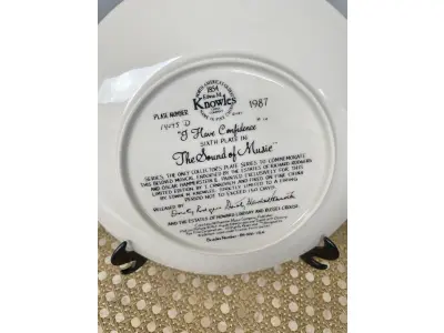 A NOVIÇA REBELDE (1949) - "I HAVE CONFIDENCE", 6ª PLACA COLECIONÁVEL DA SÉRIE DE PLACAS PARA COLECIONADORES EM HOMENAGEM A ESTE ADORADO MUSICAL. FEITO EM UMA EDIÇÃO ESTRITAMENTE LIMITADA A 150 DIAS DE QUEIMA NOS EUA. POR KNOWLES, O NOME MAIS ANTIGO DA AMÉRICA EM FINE PORCELANA CHINA ENDOSSADA PELOS ESPÓLIOS DE RICHARD RODGERS E OSCAR HAMMERSTEIN II. PINTADA EXCLUSIVAMENTE PARA ESTA EDIÇÃO LIMITADA POR T. CRNKOVICH E QUEIMADA EM PORCELANA FINA POR EDWIN M. KNOWLES. PLACA NÚMERO 14095 D, COM CERTIFICADO DE AUTENTICIDADE  E FOLHETOS DO MESMO  SEXTA GRAVURA DE A NOVIÇA REBELDE. ANO: 1987.NÚMERO BRADEX: 84-K41-18.6.ITEM COMPRADO EM GARAGEM DE ANTIGUIDADES NOS EUA. SUPORTE PARA PRATO NÃO INCLUÍDO NESTA VENDA. (NO ESTADO) ATENÇÃO! FAZER A VISITAÇÃO ANTES DE ARREMATAR, NÃO SABEMOS SE FUNCIONA, LEILÃO NÃO TEM GARANTIA E NEM DEVOLUÇÃO, SUJEITO A POSSÍVEIS AVARIAS VISÍVEIS/OCULTAS E/OU AUSÊNCIA DE COMPONENTES.