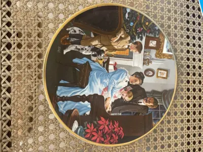 LOTE 309 - 01 SÉRIE NATAL DE CINTILANTES APRESENTANDO CENAS NOSTÁLGICAS DE UMA ERA PASSADA POR MARVIN CANTAR CANÇOES  DE NATAL RGING EDIÇÃO LIMITADA DE 1981 PRATO DE NUMERO 382/5000 SOLUCIONÁVEIS FEITO NOS EUA COLECIONÁVEIS OKERN 1981,PRATO COLECIONÁVEL DE 20 CM APRESENTA O NATAL DE ONTEM DA KERN EM UMA LINDA COR VERMELHA E É FEITO DE CERÂMICA E PORCELANA. É UMA PEÇA PÓS-1940 E INCLUI O ICÔNICO DESIGN DE CANÇÕES NATALINAS CANTADAS. ESTE ITEM É PERFEITO PARA QUALQUER COLECIONADOR OU FÃ DE DECORAÇÃO VINTAGE.EM EXCELENTE ESTADO, POSSUI A CAIXA ORIGINAL E OS DOCUMENTOS. O SUPORTE DO PRATO NÃO ESTÁ INCLUÍDO. PEÇA COMPRADA EM GARAGEM DE ANTIGUIDADES NOS EUA. SUPORTE PARA PRATO NÃO INCLUÍDO NESTA VENDA. (NO ESTADO) ATENÇÃO! FAZER A VISITAÇÃO ANTES DE ARREMATAR, NÃO SABEMOS SE FUNCIONA, LEILÃO NÃO TEM GARANTIA E NEM DEVOLUÇÃO, SUJEITO A POSSÍVEIS AVARIAS VISÍVEIS/OCULTAS E/OU AUSÊNCIA DE COMPONENTES.