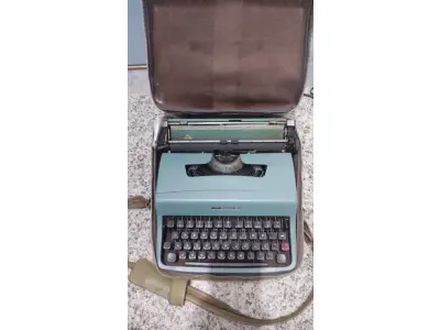 LOTE 436 - 01 MÁQUINA DE ESCREVER ANTIGA OLIVETT LETTERA 22. (NO ESTADO) ATENÇÃO! FAZER A VISITAÇÃO ANTES DE ARREMATAR, NÃO SABEMOS SE FUNCIONA, LEILÃO NÃO TEM GARANTIA E NEM DEVOLUÇÃO, SUJEITO A POSSÍVEIS AVARIAS VISÍVEIS/OCULTAS E/OU AUSÊNCIA DE COMPONENTES.