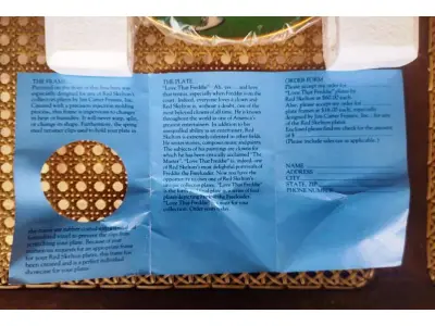 LOTE 319 - 01 RARO PRATO DE COLECIONADOR DE EDIÇÃO LIMITADA APRESENTA O ICÔNICO PERSONAGEM RED SKELETON, "ASSINADO À MÃO" FREDDIE, JOGANDO TÊNIS  "LOVE THAT FREDDIE" "EM PORTUGUES AMO ESSE FREDDIE" COM 21 CM DE DIÂMETRO, PEÇA  VINTAGE FOI FABRICADA NOS ESTADOS UNIDOS DURANTE A DÉCADA DE 1980 E ESTÁ EM EXCELENTES CONDIÇÕES. PERFEITA PARA QUALQUER ENTUSIASTA DO RED SKELETON, ITEM DE COLECIONADOR, ESTA PEÇA DECORATIVA ADICIONARÁ UM TOQUE DE HUMOR E NOSTALGIA A QUALQUER COLEÇÃO.  ITEM ÚNICO E DIFÍCIL DE ENCONTRAR, ÚNICO NO BRASIL APENAS 10 MIL PRATOS LANÇADOS NOS EUA. PRATO DE Nº 109/10.000. ITEM COMPRADO EM GARAGEM DE ANTIGUIDADES NOS EUA. SUPORTE PARA PRATO NÃO INCLUÍDO NESTA VENDA. (NO ESTADO) ATENÇÃO! FAZER A VISITAÇÃO ANTES DE ARREMATAR, NÃO SABEMOS SE FUNCIONA, LEILÃO NÃO TEM GARANTIA E NEM DEVOLUÇÃO, SUJEITO A POSSÍVEIS AVARIAS VISÍVEIS/OCULTAS E/OU AUSÊNCIA DE COMPONENTES.