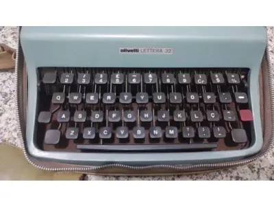 LOTE 436 - 01 MÁQUINA DE ESCREVER ANTIGA OLIVETT LETTERA 22. (NO ESTADO) ATENÇÃO! FAZER A VISITAÇÃO ANTES DE ARREMATAR, NÃO SABEMOS SE FUNCIONA, LEILÃO NÃO TEM GARANTIA E NEM DEVOLUÇÃO, SUJEITO A POSSÍVEIS AVARIAS VISÍVEIS/OCULTAS E/OU AUSÊNCIA DE COMPONENTES.