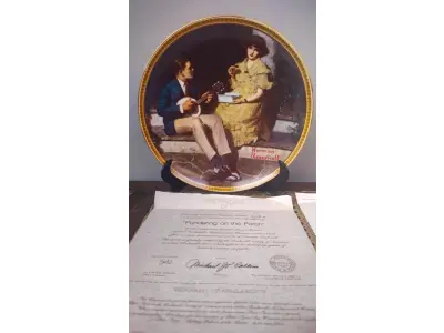 01 PRATO DE NORMAN ROCKWELL EDIÇÃO LIMITADA "A 100 DIAS DE QUEIMA DE ESTOQUE" DA SÉRIE MULHERES REDESCOBERTAS, "PONDERING ON THE PORCH"3º PRATO DA SÉRIE MULHERES REDESCOBERTAS,21,5 CM DE DIÂMETRO, BRADEX Nº 84-R70-4.3 1981 EDWIN M. KNOWLES CHINA COMPANY UM GENUÍNO CLÁSSICO ROCKWELL. FINA EDWIN M KNOWLES. COM CERTIFICADO DE AUTENTICIDADE, FEITO NOS ESTADOS UNIDOS. PERFEITO PARA FÃS DA ICÔNICA OBRA DE ROCKWELL, ESTE PRATO DE COLECIONADOR É UM ITEM ESSENCIAL PARA QUALQUER COLEÇÃO. ADICIONE ESTA PEÇA DESLUMBRANTE À SUA COLEÇÃO HOJE MESMO E ADMIRE OS DETALHES COMPLEXOS E AS BELAS CORES QUE FAZEM DESTE PRATO UMA OBRA DE ARTE. COM CERTIFICADO DE AUTENTICIDADE. ITEM COMPRADO E GARAGENS DE ANTIGUIDADES NOS EUA.SUPORTE PARA PRATO NÃO INCLUÍDO NESTA VENDA. (NO ESTADO) ATENÇÃO! FAZER A VISITAÇÃO ANTES DE ARREMATAR, NÃO SABEMOS SE FUNCIONA, LEILÃO NÃO TEM GARANTIA E NEM DEVOLUÇÃO, SUJEITO A POSSÍVEIS AVARIAS VISÍVEIS/OCULTAS E/OU AUSÊNCIA DE COMPONENTES.
