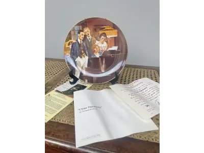 01 PRATO DE COLECIONADOR VINTAGE KNOWLES NORMAN ROCKWELL -CLOSE HARMONY NUMERADA CERTIFICADO DE AUTENTICIDADE. "CLOSE HARMONY" DE NORMAN ROCKWELL, THE ROCKWELL LIGHT CAMPAIGN SERIES COLLECTION, DA EDWIN M KNOWLES CHINA CO., COLLECTOR PLATE. COM CERTIFICADO DE AUTENTICIDADE E CAIXA ORIGINAL E FOLHETOS E NOTA DE COMPRA DATADA EM 21/08/1984. ESTE É UM ITEM VINTAGE MUITO BONITO. PRATO DE  NÚMERO 5722 D. DA ÚNICA EDIÇÃO LIMITADA DE "CLOSE HARMONY" DE NORMAN ROCKWELL. QUINTO NA COLEÇÃO ROCKWELL ROCKWELL'S LIGHT CAMPAIGN SERIES. FEITO EM UMA EDIÇÃO ESTRITAMENTE LIMITADA A CENTO E CINQUENTA DIAS DE DISPARO E CERTIFICADO COMO UM "VERDADEIRO CLÁSSICO ROCKWELL" PELA THE ROCKWELL SOCIETY OF AMERICA.1986 TODOS OS DIREITOS RESERVADOS. EMITIDO COM A COOPERAÇÃO DA GENERAL ELECTRIC COMPANY (SELO) O NOME, MAIS ANTIGO DA AMÉRICA 1854 EDWIN M KNOWLES, EM PORCELANA FINA NEWELL VIRGINIA EUA.SELO CORPORATIVO, OFICIAL DA ROCKWELL SOCIETY OF AMERICA..COMPRADAS EM LOJAS DE ANTIGUIDADES DOS EUA.O SUPORTE DO PRATO NÃO ESTÁ INCLUÍDO. (NO ESTADO) ATENÇÃO! FAZER A VISITAÇÃO ANTES DE ARREMATAR, NÃO SABEMOS SE FUNCIONA, LEILÃO NÃO TEM GARANTIA E NEM DEVOLUÇÃO, SUJEITO A POSSÍVEIS AVARIAS VISÍVEIS/OCULTAS E/OU AUSÊNCIA DE COMPONENTES.