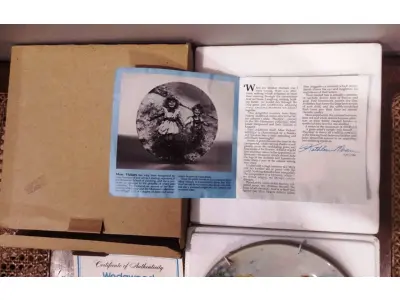 LOTE 290 - 01 PRATO WEDGWOOD "PLAYTIME" MARY VICKERS "MY MEMORIES", DE 1982, FABRICADO NA INGLATERRA, COM 20 CM ESTE É UM PRATO VINTAGE DE COLECIONADOR DE 1982 MUITO CHARMOSO. "PLAYTIME", EM PORTUGUES "HORA DE BRINCAR"A SEGUNDA EDIÇÃO DE UMA SÉRIE INTITULADA "MY MEMORIES", DE MARY VICKERS.  LIMITADO A 100 DIAS DE PRODUÇÃO E LOGO FECHADDA A FABRICAÇAO PRATA DE NUMERO 1508H ANTERIORMENTE ESTIMADO. SEM DANOS NOTÁVEIS, MAS PODE APRESENTAR ALGUM DESGASTE TÍPICO. EM EXCELENTE ESTADO, POSSUI A CAIXA ORIGINAL CERTIFICADO DE AUTENTICIDADE E OS DOCUMENTOS. O SUPORTE DO PRATO NÃO ESTÁ INCLUÍDO. PEÇA COMPRADA EM GARAGEM DE ANTIGUIDADES NOS EUA. (NO ESTADO) ATENÇÃO! FAZER A VISITAÇÃO ANTES DE ARREMATAR, NÃO SABEMOS SE FUNCIONA, LEILÃO NÃO TEM GARANTIA E NEM DEVOLUÇÃO, SUJEITO A POSSÍVEIS AVARIAS VISÍVEIS/OCULTAS E/OU AUSÊNCIA DE COMPONENTES.