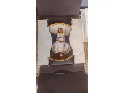 LOTE 193 - 01 RARO  PRATO VINTAGE DE COLECIONADOR DA BRADFORD EXCHANGE APRESENTA A ICÔNICA PINTURA DE NORMAN ROCKWELL "ESPERANDO NO BAILE". ESTÁ COM CERTIFICADO DE AUTENTICIDADE NOTAS DE COMPRAS DA ÉPOCA DATADA EM 12/07/1982 O PRATO TEM 21 CM DE DIÂMETRO E É FEITO DE PORCELANA COM UM DESIGN MULTICOLORIDO. FAZ PARTE DA COLEÇÃO MULHERES REDESCOBERTAS DE ROCKWELL E É UMA EDIÇÃO LIMITADA E NUMERADA.O PRATO FOI PRODUZIDO NO FINAL DO SÉCULO XX UTILIZANDO O ESTILO E A TÉCNICA DE PRODUÇÃO DE CERÂMICA ARTÍSTICA. FOI FABRICADO NOS ESTADOS UNIDOS E É UM COMPLEMENTO PERFEITO PARA QUALQUER COLEÇÃO DE PRATOS DECORATIVOS DE COLECIONADOR. O PRATO ESTÁ EM EXCELENTE ESTADO E SERIA UM ÓTIMO PRESENTE PARA QUALQUER FÃ DE NORMAN ROCKWELL OU DE PRATOS DE COLECIONADOR. O SUPORTE DO PRATO NÃO ESTÁ INCLUÍDO. (NO ESTADO) ATENÇÃO! FAZER A VISITAÇÃO ANTES DE ARREMATAR, NÃO SABEMOS SE FUNCIONA, LEILÃO NÃO TEM GARANTIA E NEM DEVOLUÇÃO, SUJEITO A POSSÍVEIS AVARIAS VISÍVEIS/OCULTAS E/OU AUSÊNCIA DE COMPONENTES.
