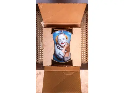 LOTE 327 - 01 PRATO DE EDWARD J. ROHN CASA DA MOEDA DE CARSON "WHITE-FALDED CLOWN" DA CARSON MINT. PRIMEIRO PRATO DA SÉRIE "BIG TOP", EM PORTUGUES "A ROSTO BRANCO".1981, COM DIÂMETRO DE 21,5 CM, PERFEITO, COM CAIXA ORIGINAL E CERTIFICADO DE AUTENTICIDADE VENDAS DESSE PRATO DOI DE APENAS 60 DIAS NOS EUA E LOGO EM SEGUIDA FECHADA AS VENAS ITEM RARO.PEÇA COMPRADA EM GARAGEM DE ANTIGUIDADES NOS EUA. “SUPORTE PARA PRATO NÃO INCLUÍDO NESTA VENDA.” . (NO ESTADO) ATENÇÃO! FAZER A VISITAÇÃO ANTES DE ARREMATAR, NÃO SABEMOS SE FUNCIONA, LEILÃO NÃO TEM GARANTIA E NEM DEVOLUÇÃO, SUJEITO A POSSÍVEIS AVARIAS VISÍVEIS/OCULTAS E/OU AUSÊNCIA DE COMPONENTES.