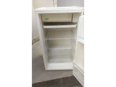 LOTE 353 - 01 FRIGOBAR CÔNSUL FUNCIONANDO PERFEITAMENTE MODELO COMPACTO 120. 84 CM DE ALT,48 LARGURA,51 PROFUNDIDADE. (NO ESTADO) ATENÇÃO! FAZER A VISITAÇÃO ANTES DE ARREMATAR, NÃO SABEMOS SE FUNCIONA, LEILÃO NÃO TEM GARANTIA E NEM DEVOLUÇÃO, SUJEITO A POSSÍVEIS AVARIAS VISÍVEIS/OCULTAS E/OU AUSÊNCIA DE COMPONENTES.