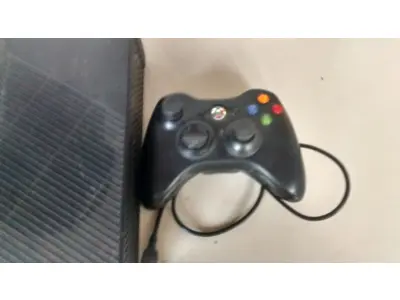 LOTE 051 - 01 VIDEOGAME X BOX COM JOGOS . (NO ESTADO) ATENÇÃO! FAZER A VISITAÇÃO ANTES DE ARREMATAR, NÃO SABEMOS SE FUNCIONA, LEILÃO NÃO TEM GARANTIA E NEM DEVOLUÇÃO, SUJEITO A POSSÍVEIS AVARIAS VISÍVEIS/OCULTAS E/OU AUSÊNCIA DE COMPONENTES.