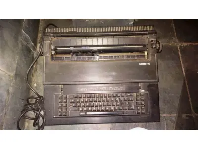 LOTE 439 - 01 MÁQUINA DE ESCREVER TENPO ET112  LIGANDO E OBEDEÇENDO OS COMANDOS