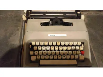 LOTE 441 - 01 MÁQUINA DE ESCREVER ANTIGA OLIVETT LETTERA 35. (NO ESTADO) ATENÇÃO! FAZER A VISITAÇÃO ANTES DE ARREMATAR, NÃO SABEMOS SE FUNCIONA, LEILÃO NÃO TEM GARANTIA E NEM DEVOLUÇÃO, SUJEITO A POSSÍVEIS AVARIAS VISÍVEIS/OCULTAS E/OU AUSÊNCIA DE COMPONENTES.