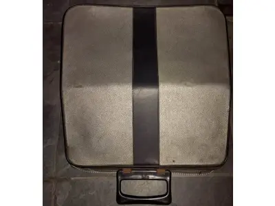 LOTE 441 - 01 MÁQUINA DE ESCREVER ANTIGA OLIVETT LETTERA 35. (NO ESTADO) ATENÇÃO! FAZER A VISITAÇÃO ANTES DE ARREMATAR, NÃO SABEMOS SE FUNCIONA, LEILÃO NÃO TEM GARANTIA E NEM DEVOLUÇÃO, SUJEITO A POSSÍVEIS AVARIAS VISÍVEIS/OCULTAS E/OU AUSÊNCIA DE COMPONENTES.